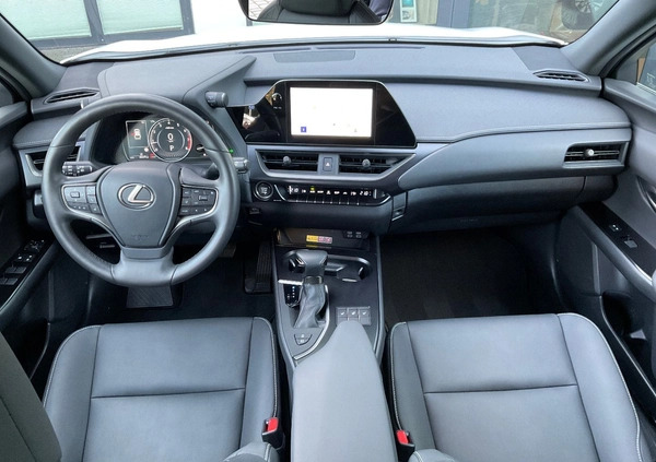 Lexus UX cena 159000 przebieg: 4681, rok produkcji 2022 z Kraków małe 407